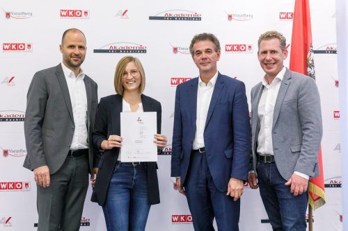 Insgesamt 45 Zertifikate bzw. Diplome wurden bei der Verleihung überreicht VLK/Hofmeister