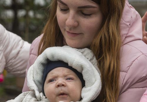 Jarina mit Söhnchen Mateo. Die 27-jährige Ukrainerin freute sich auf die Rückkehr in ein sicheres Kiew. Dann kam sie zurück in den Krieg. VN/PAULITSCH