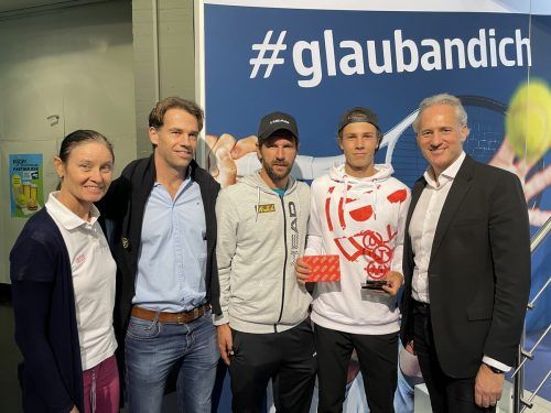 Joel Schwärzler (2. v. r.) mit ÖTV-Präsident Martin Ohneberg (r.), ÖTV-Sportdirektor Jürgen Melzer und seinen Vater Matthias. Werner