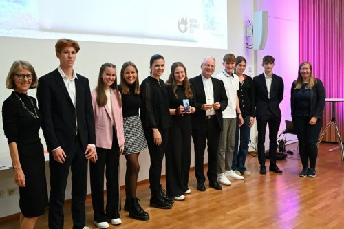 Johanna Bösch (3. v. l.) und Sina Czerniak (4. v. l.) bei der Theo-Preisverleihung. BGl