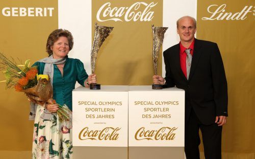 Jürgen Rojko mit dem „Niki“ als Special Olympics Sportler des Jahres 2022. gepa