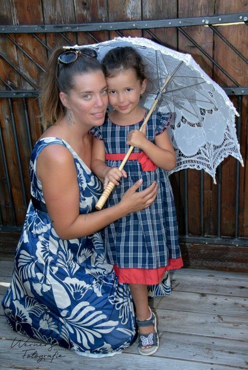 Julia Wehinger mit ihrer fünfjährigen Tochter.