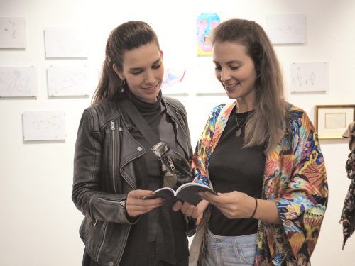 Katharina Müller und Julia Hopfgartner vertieften sich in die Begleitbroschüre.