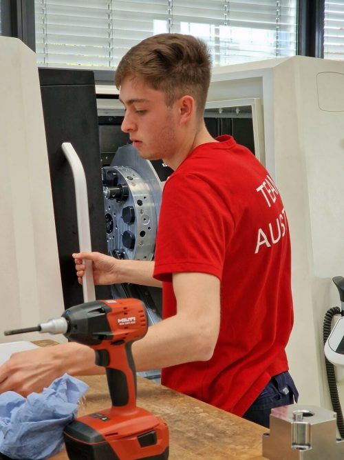 Kevin Emhofer bei der Fertigung seines Projekts.