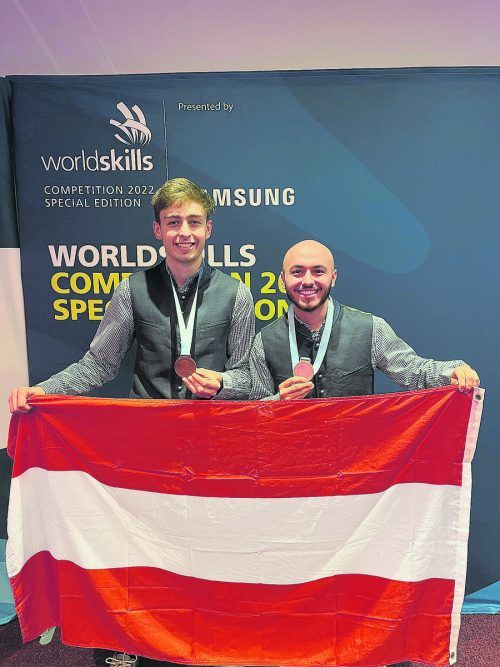 Kevin Emhofer (links) und Atakan Kocaman (rechts) bei der Siegerehrung am Sonntag in Leonberg.
