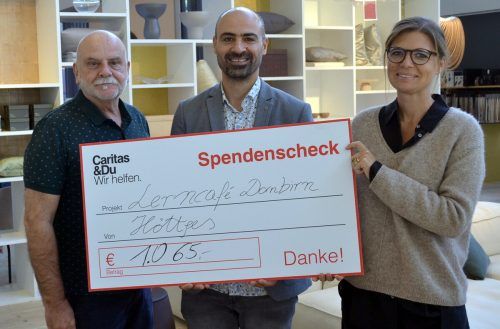 Klaus Lürzer (links) und Nici Wührer (rechts, beide Höttges) bei der Scheckübergabe mit Omar Kasim vom Lerncafé Dornbirn. Kager/Caritas