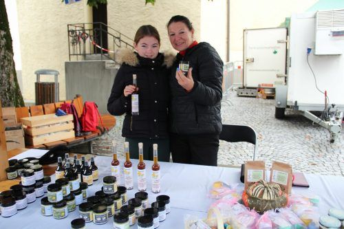 Kordula Strutzmann aus Schruns bot selbstgemachte Liköre, Seifen und Eingelegtes feil.  STR