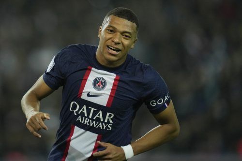 Kylian Mbappe dementiert seinen Abgang von Paris Saint-Germain im Winter. AP