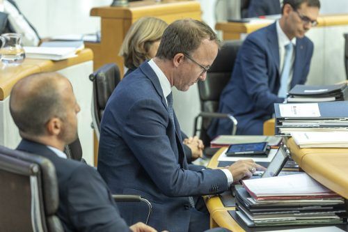 Landesrat Christian Gantner (Mitte) musste im Landtag einiges an Kritik einstecken.  VN/Paulitsch