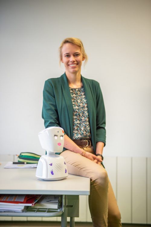 Lehrerin Theresa Loacker hat einen neuen Schüler: der Miniroboter AV1 sitzt seit September in der Klasse.