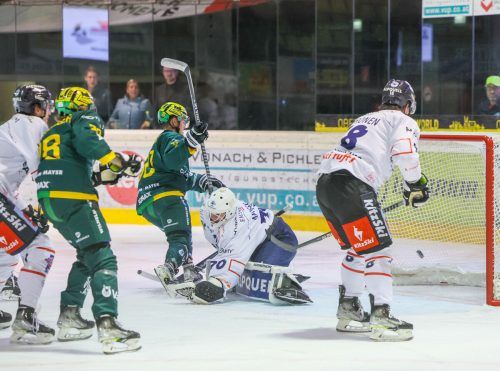 Leon Schmeiser (M.) brachte sein Team gegen Kitzbühel früh in Führung. Aber der EHC bekommt momentan noch nicht die Ergebnisse, die man sich wünschen würde.  Hartinger