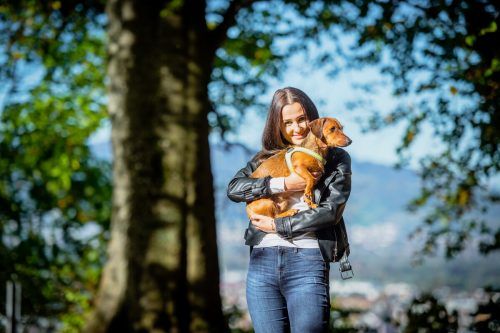 Lisa aus Weiler und ihr treuer Vierbeiner geben ein perfektes Team ab.  VN/Rhomberg