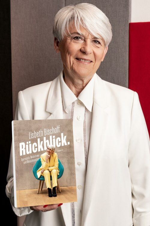 Lisbeth Bischoff liest aus ihrem Buch „Rückblick“. Steiner