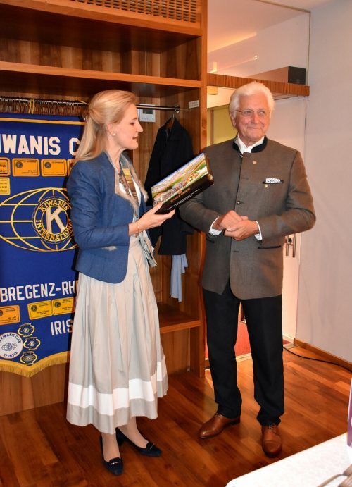 Lt. Governor Ilonka-Christina Löhmer bedankt sich bei Vorgänger Albert Kofler.