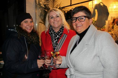 Marina Schönherr, Elke Moosbrugger und Susanne Schönherr genossen den stimmungsvollen Abend.