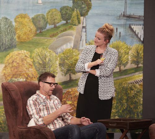 Martin Straßgeschwandter und Magdalena Dürtscher als Kunde und Bankdirektorin.
