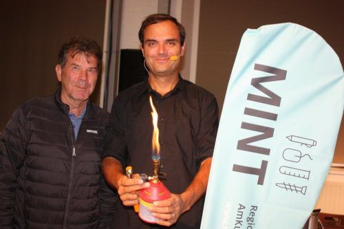 MINT-Koordinator Vorderland/amKumma Norbert Preg mit Physik-Entertainer Bernhard Weingartner.