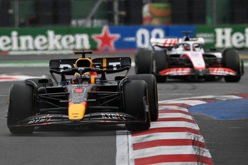 Mit goldenem Helm und goldenen Schuhen hat sich Max Verstappen als Formel-1-Pilot mit den meisten Saisonsiegen verewigt. apa