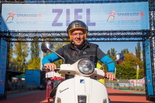 Mit seinem Roller bleibt Daniel Schützelhofer in jeder Situation mobil.  VN/Steurer