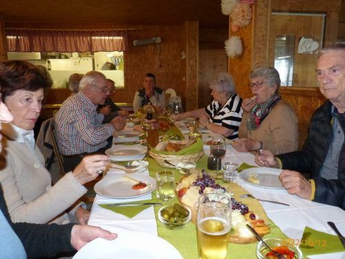 Mitglieder des Seniorenbundes Götzis beim Besuch von Gertruds Mostschenke.  M. Berg