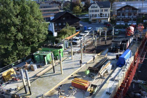 Mitten im Egger Zentrum entsteht termingerecht der neue Busbahnhof. Die Fertigstellung ist für Dezember 2022 vorgesehen.