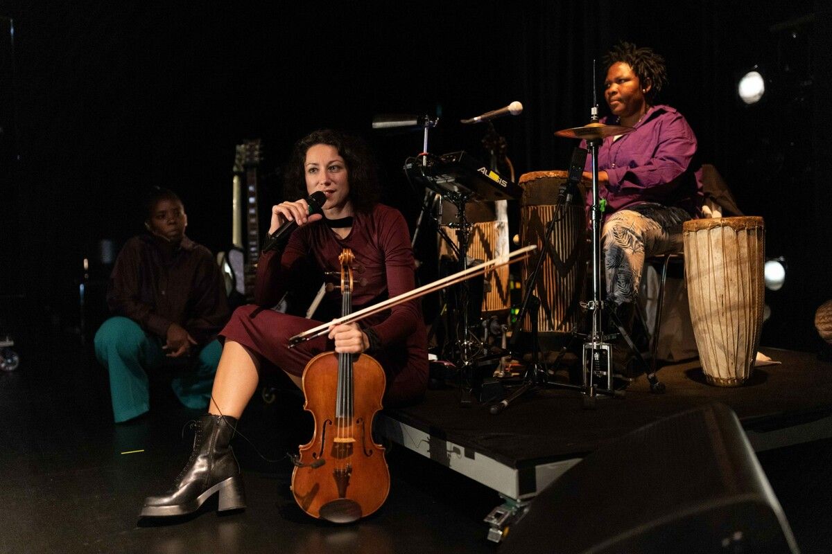 „The Ghosts are returning“: Musik, Tanz, Theater und Film in einem. SUSANNE DIESNER