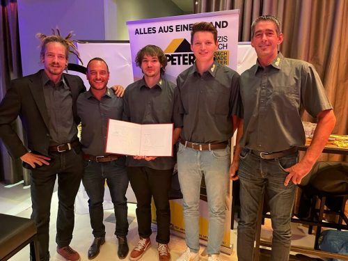 Nahmen die Urkunde entgegen (v. l. n. r.): Manuel Massenbauer, Kevin Jenni, Jakob ­Prisching, Niklas Hartmann, Stefan Madlener.  FA