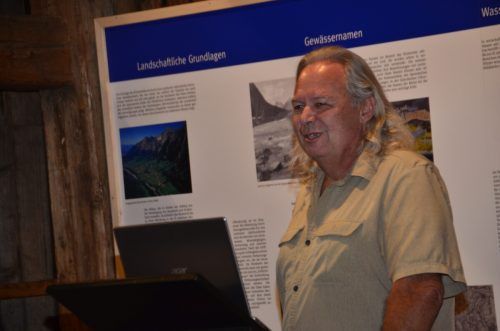 Norbert Schwendinger bei der Vorstellung seines zweiten Buches „Tatort Vorarlberg 2“ im Klostertal Museum.  DOB