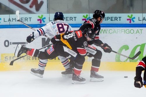 Patrick Stückler und Patrick Spannring stoppen mit vereinten Kräften Fehervar-Stürmer Gergö Ambrus. steurer