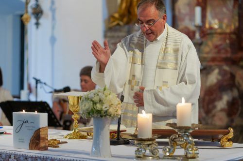 Pfarrer Hans Tinkhauser feierte in Vandans sein zehnjähriges Jubiläum.  STO
