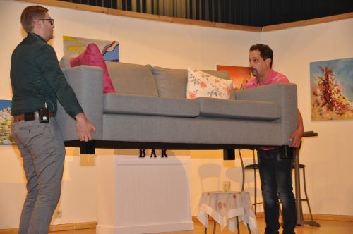 Phil, das Sofa und Georg beim Stück „In der Klemme“.  HAB