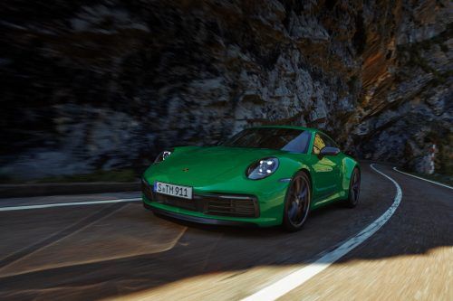Porsche bleibt ein Meister im Erfinden immer neuer Modell-Untervarianten. Vom Basis-Elfer gibt es nun ein Derivat für maximierten Fahrspaß. So verzichtet das Coupé mit dem nachgestellten Buchstaben T aus Diätgründen auf eine Fond-Sitzbank und spart aus akustischen Überlegungen an der Geräuschdämmung für den 385 PS starken 3,0-Liter-Motor, der erstmals in Kombination mit einem manuellen Siebenganggetriebe zu haben ist.