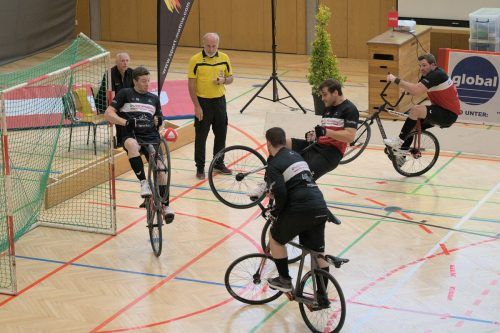 Radball-Ass Patrick Schnetzer (r.) holte sich seine neunte ÖM-Goldene in Serie. Zusammen mit Stefan Feurstein war es der zweite Titel. Günter Nicolussi