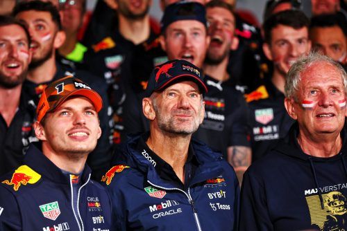 Red Bull feierte in Suzuka den zweiten Weltmeistertitel: Max Verstappen (l.), Technikdirektor Adrian Newey und Motorsportchef Melmut Marko.  gepa
