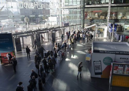 Reisende standen am Samstag in langen Schlangen im Hauptbahnhof Berlin.  dpa