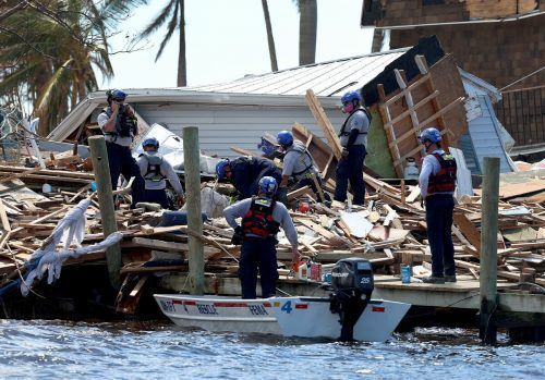 Rettungskräfte suchen noch weiter nach Menschen in den beschädigten Häusern.  AFP