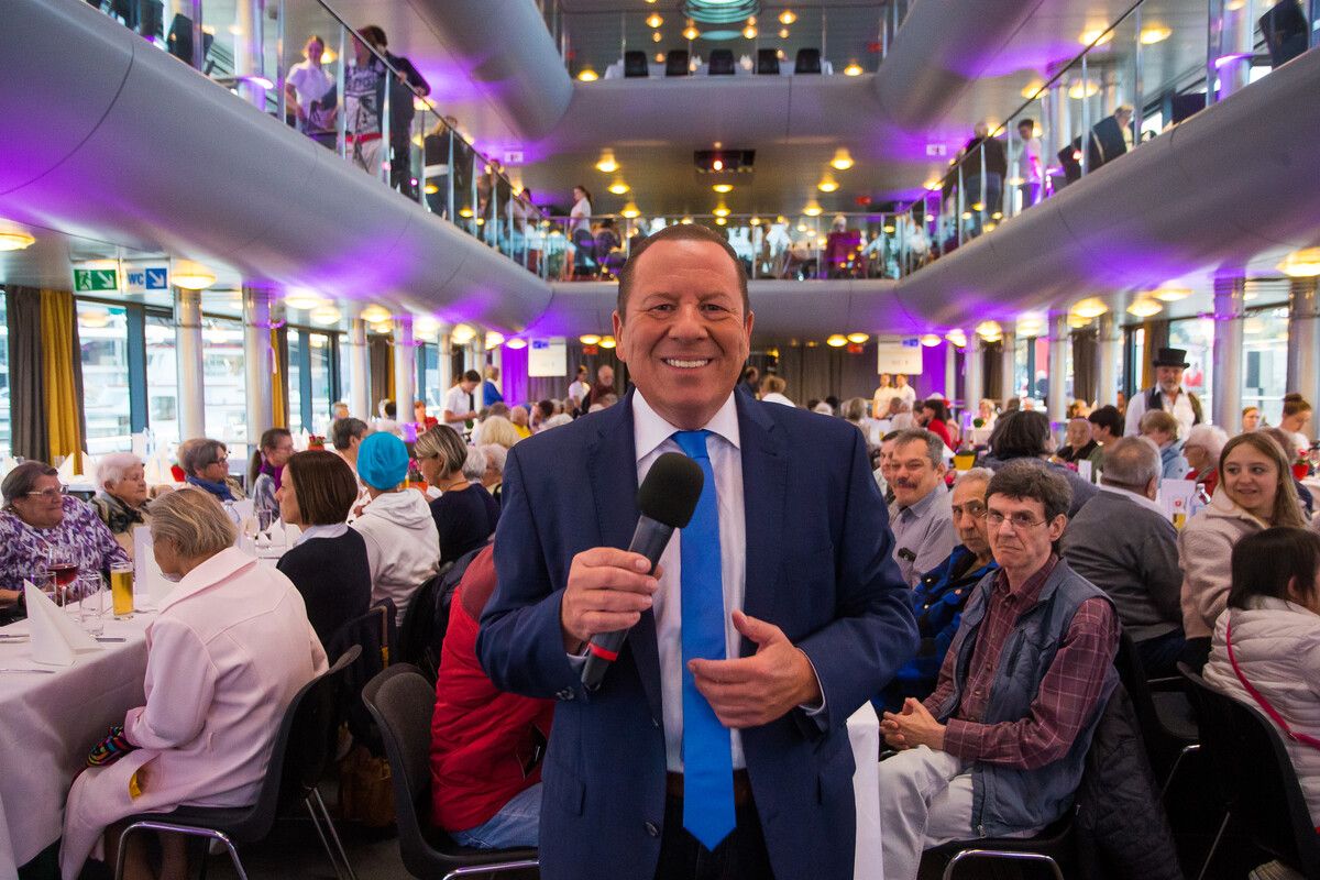 Roberto Kalin bei der Eugen-Russ-Ausfahrt auf der Sonnenkönigin, die er schon häufig moderiert hat.VN/Steurer