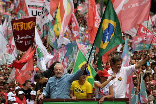 Showdown in Brasilien: Vor der Präsidentenwahl gestern, Sonntag, zeigte sich Herausforderer Luiz Inacio Lula da Silva in Sao Paulo, ... AFP