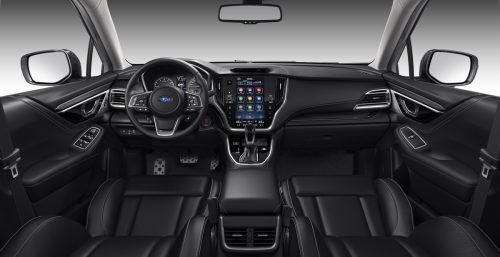 Solid designtes Interieur, trendig hochkant gestelltes Multimedia-system-Display.