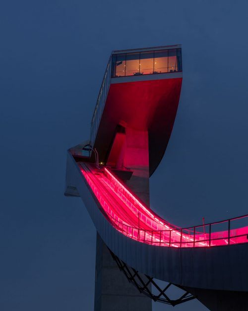 Sprungschanze und Kubus werden mit Zumtobel-Lichtlösung in Szene gesetzt.  FA