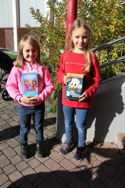 Stolz präsentieren Amrei und Eva Haag ihre neuen Bücher.