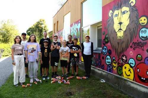 Stolz präsentierten die jungen Graffitikünstler nach getaner Arbeit ihr Werk an der Wand des Kindergartens. Jugendtreff Mäder