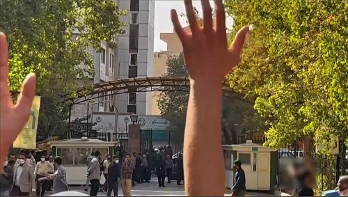 Studierende demonstrieren vor der Universität in Teheran. AFP