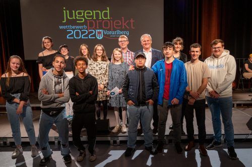 Teilnehmerinnen und Teilnehmer des Jugendprojektwettbewerbs 2022. Land Vorarlberg, Einreicherinnen und Einreicher der Projekte sowie Personen aus der Jury und Moderation