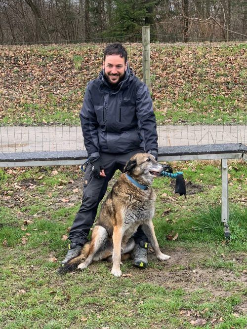 Tierpfleger Carles mit dem belgischen Schäferhund Figo, der ein Für-Immer-Zuhaus sucht.