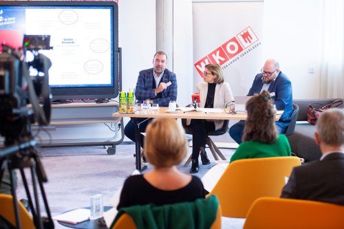 Tourismussprecher Kegele, Staatssekretärin Kraus-Winkler, Gastrosprecher Pansi (v.l.). Mediart