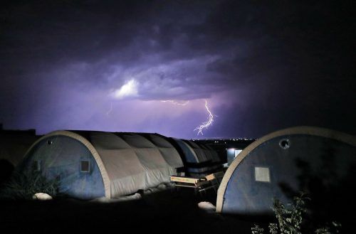 Über ein Flüchtlingslager im Jemen zieht ein Gewitter. Dort leben jene Menschen, die durch Konflikte aus Syrien vertrieben wurden. AFP