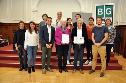 Verleihung neues MINT-Gütesiegel an das BG Dornbirn durch IV-Geschäftsführer Christian Zoll und MINT-Landeskoordinatorin Andrea Huber an Direktor Markus Germann, MINT-Beauftragte Erika Schuster und das MINT-Lehrerteam des BGD. BG Dornbirn