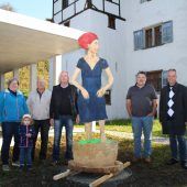 Winzerin kunstvoll in Eiche gehauen