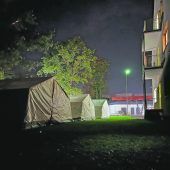 Flüchtlingszelte stehen